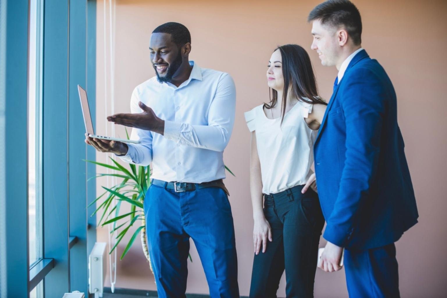 Environnement de travail d'un analyste financier moderne